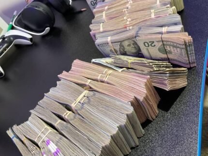 شراء عملات الدولار الأمريكي المزيفة عبر الإنترنت